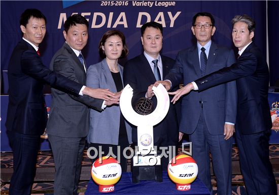 [포토]'2015-2016 시즌 여자배구 트로피의 주인은?'