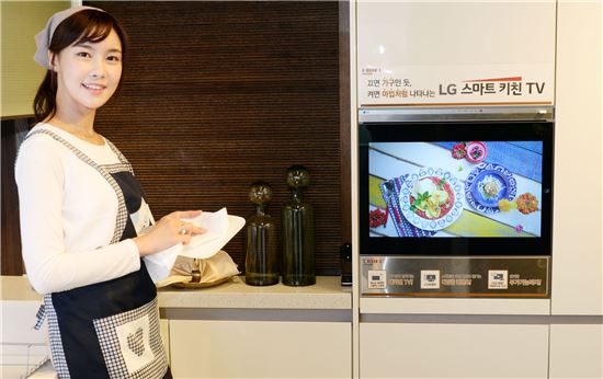 LG전자 모델이 목동 한샘 플래그 샵에서 '스마트키친 TV'를 소개하고 있다.