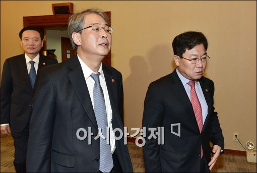 [포토]국무회의 참석하는 임종룡·윤상직
