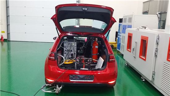 폭스바겐 골프 차량에 이동식 배출가스측정장비(PEMS)가 장작된 모습.(사진:환경부)