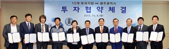 윤장현 광주광역시장은 6일 오후 시청 3층 비즈니스룸에서 LS산전(주), 세방산업(주) 등 총 10개 기업과 투자액 1676억원, 고용 394명을 창출하는 내용의 대규모 투자 협약을 체결했다.

