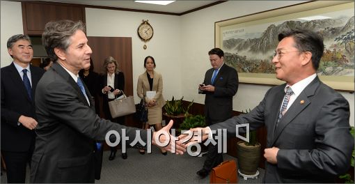 [포토]토니 블링켄 미 부장관 만나는 홍용표 장관