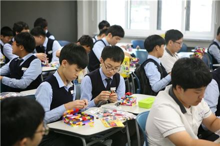 자유학기제 프로그램에 참여한 중학교 학생들이 레고로 건축모형 만들기에 열중하고 있다.(자료 사진)