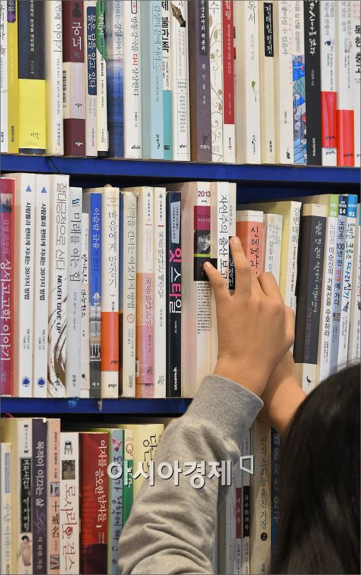 [포토]'책을 고르는 아름다운 손'