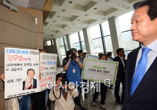 [포토]항의 피켓 외면하는 김무성 새누리당 대표