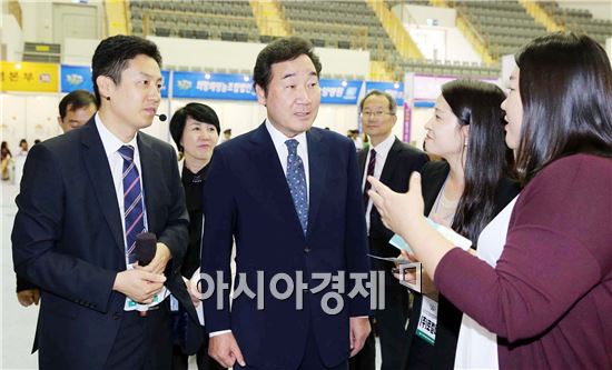 [포토]이낙연 전남지사, ‘제2회 전남여성일자리박람회’ 참석