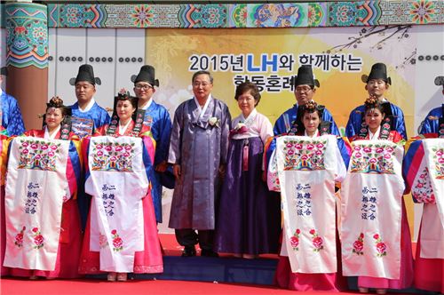 7일 LH 진주 본사 운동장에서 개최된 '2015년 LH와 함께하는 합동혼례식'을 마친 뒤  혼례식 참가 부부 15쌍과 이재영 사장 부부(가운데)가 기념사진을 촬영하고 있다.
