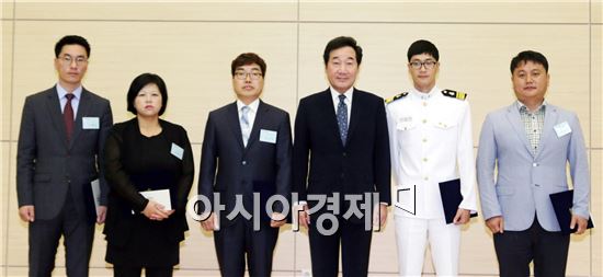 이낙연 전남지사가 7일 도청 왕인실에서 전라남도 아이디어 공모 우수제안자에 대해 시상, 기념촬영하고 있다. 관광활성화 분야에서 여수시 노해룡, 해양폐기물관리 분야에서 진돗개사업소 안종수 씨 등 6명이 수상했다. 사진제공=전남도
