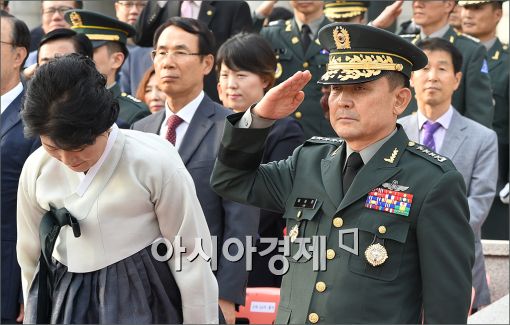 [포토]경례하는 이순진 신임 합참의장