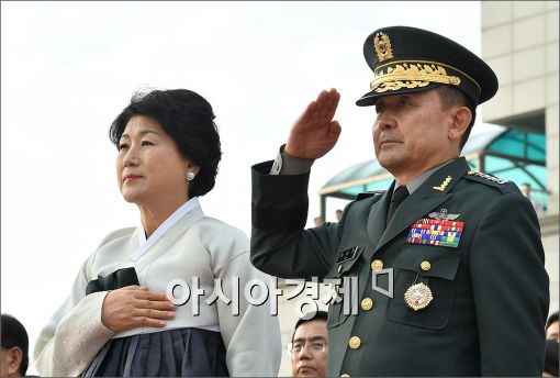 [포토]경례하는 이순진 신임 합참의장