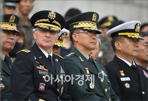 [포토]신임 합참의장 바라보는 주한 미 사령관