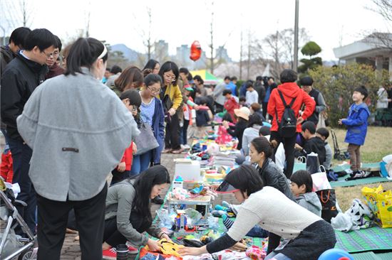 지난 4월 열린 '화폐박물관 벼룩시장'에서 직원 및 가족들이 생활용품들을 거래하고 있다. 한국조폐공사 제공