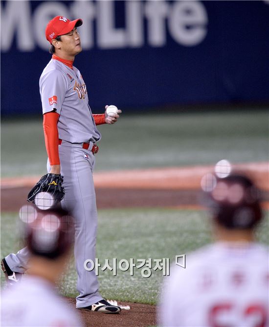 [포토]볼넷 허용한 김광현