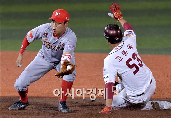 [포토]도루 성공하는 넥센 고종욱