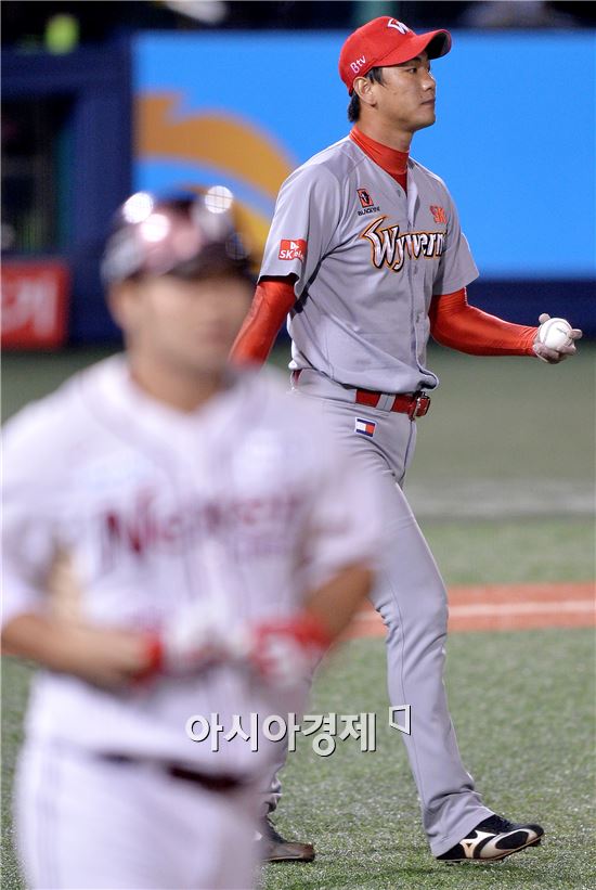 [포토]박병호에게 볼넷 내주는 김광현