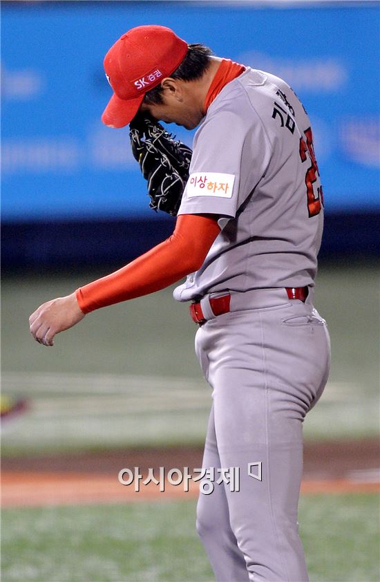 [포토]아쉬워하는 김광현, '1회부터 볼넷이 너무 많아~'