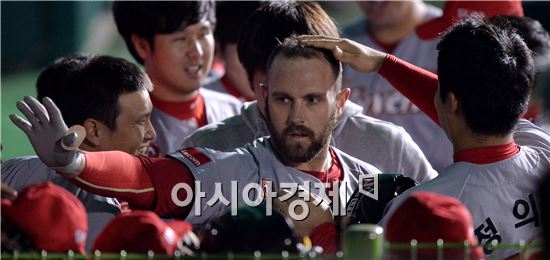 [포토]브라운, '동점 솔로포 넘기고 왔어'