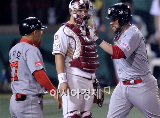 [포토]브라운, '승부 원점으로 돌리는 솔로포'