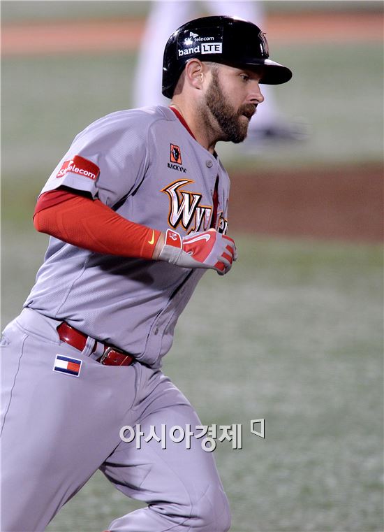 [포토]브라운, '동점 솔로포 치고 위풍당당 발걸음'