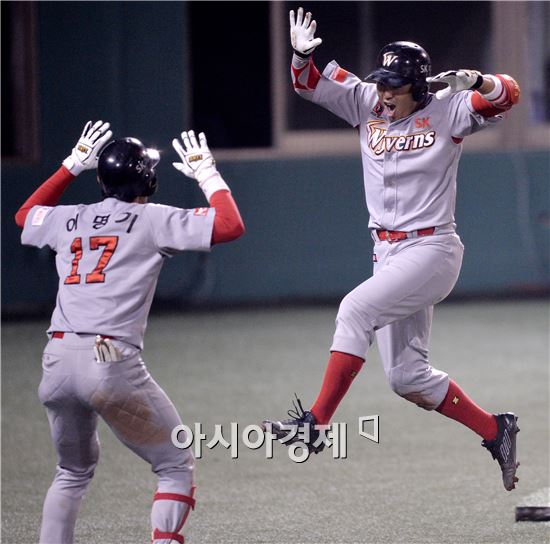 [포토]나주환, '역전 타점과 추가 득점을 한 번에~'