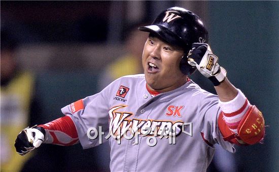 [포토]환호하는 나주환, '승리의 여신이여 나에게로~'