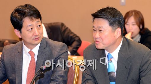 [포토]TPP타결 후 첫 회의, 대화 나누는 안덕근-김학도