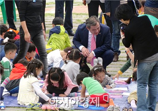 [포토]어린이들과 대화하는  유근기 곡성군수