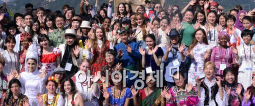 [포토]각국 전통의상 입은 외국인 학생들, '한글날 축하'
