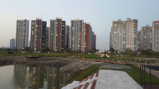 지난 7월부터 입주를 시작한 경기도 시흥 배곧신도시 아파트 단지 일대. 상업시설과 기반시설이 잇따라 들어서면서 주거지로서의 모습을 갖춰가고 있다.