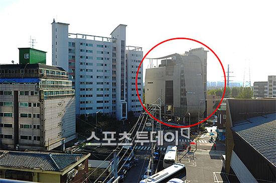[포토] 무단증축으로 건축법 위반에 걸린 YG사옥