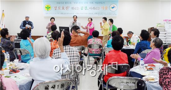 광주시 광산구 월곡1동 새마을지도자협의회(회장 최석환)는 지난 7일 동 주민센터에 어르신들을 초청, ‘경로효친 문화행사’를 개최했다.
