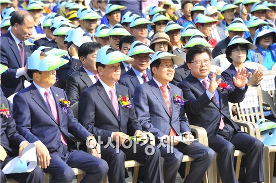 이석형 산림조합중앙회장과 홍준표 경남도지사가 개회식 공연을 보며 환담을 나누고 있다. 사진=산림조합중앙회