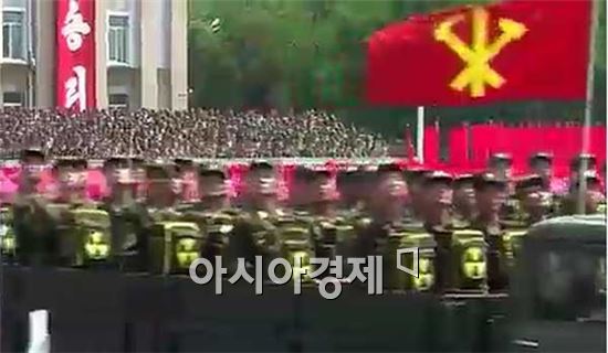 북한군 열병식 중 등장한 [핵배낭] 부대의 모습. 