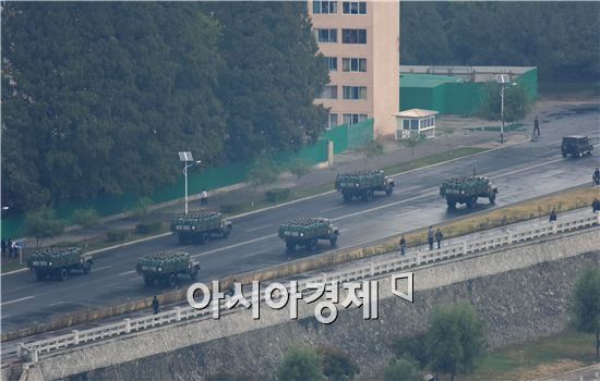 북한은 지난해 프란치스코 교황 방한일에도 원산 일대에서 300㎜ 방사포로 추정되는 단거리 발사체를 오전과 오후 총 5발 동해로 발사하는 무력시위를 벌였다.
