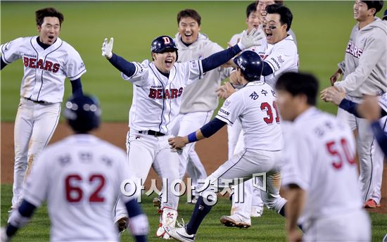 [포토]박건우, '짜릿한 포스트시즌 끝내기 안타'