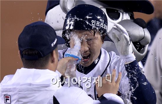 [포토]박건우, '마음껏 부어라'