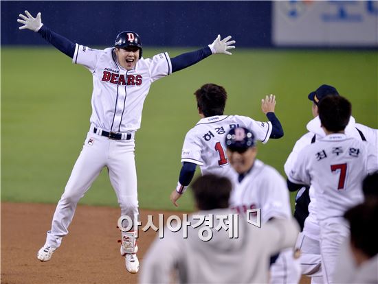 [포토]박건우, '연장 끝내기, 날아갈 것 같아!'