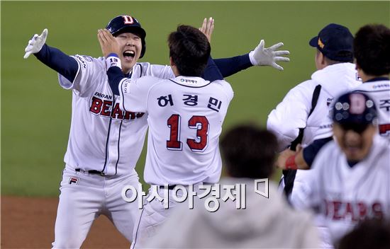 [포토]박건우, '짜릿한 끝내기 안타'