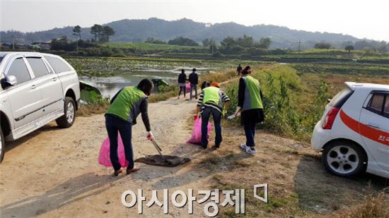 한국농어촌공사 곡성지사(지사장 장경문)는 지난 8일 옥과면 무창리에 위치한 무창저수지에서 ‘제 199회 내 고향 물 살리기 환경정화 행사’를 실시했다.