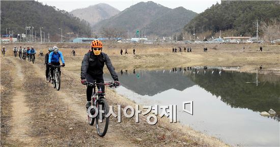 장흥군(군수 김성)은 오는 18일 유치면 장흥댐 일원에서 전남자전거 연합회원 200여명이 참석한 가운데 ‘장흥댐 둘레길 자전거대회’가 열린다.