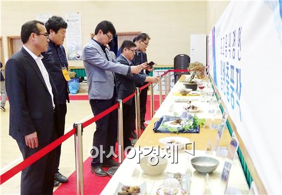 [포토]표고음식 관람하는 김성 장흥군수
