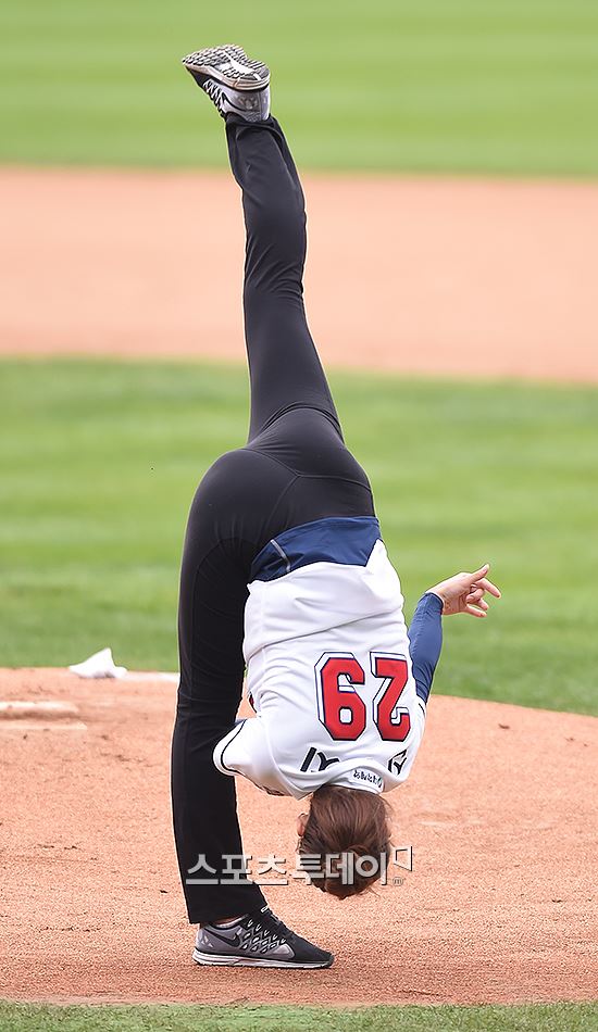 [포토] 신수지, 밀착 운동복 입고 '덤블링 시구'