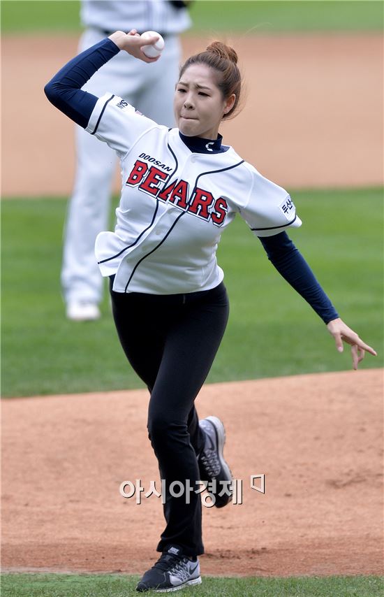 [포토]신수지, '덤블링과 일루션 동작 이후에도 흔들림 없는 시구'