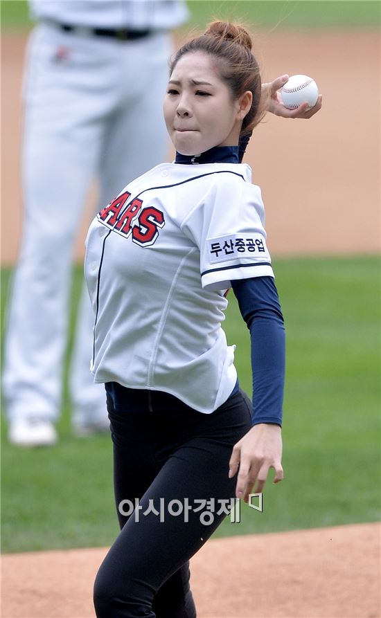 [포토]준PO 2차전 시구하는 신수지