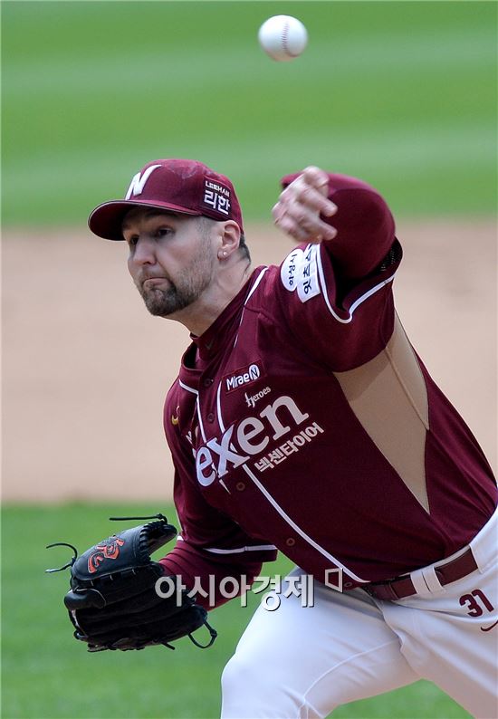 [포토]역투하는 넥센 선발 피어밴드