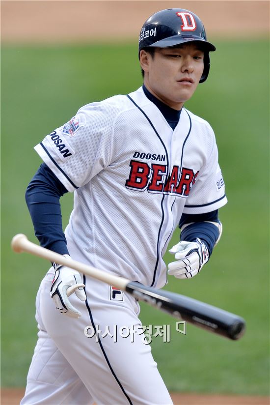 [포토]민병헌, '방망이 안 쓰고 선취 타점!'