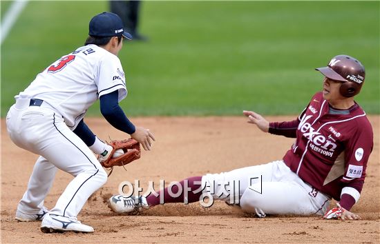 [포토]허경민, '3루는 어림없어!'