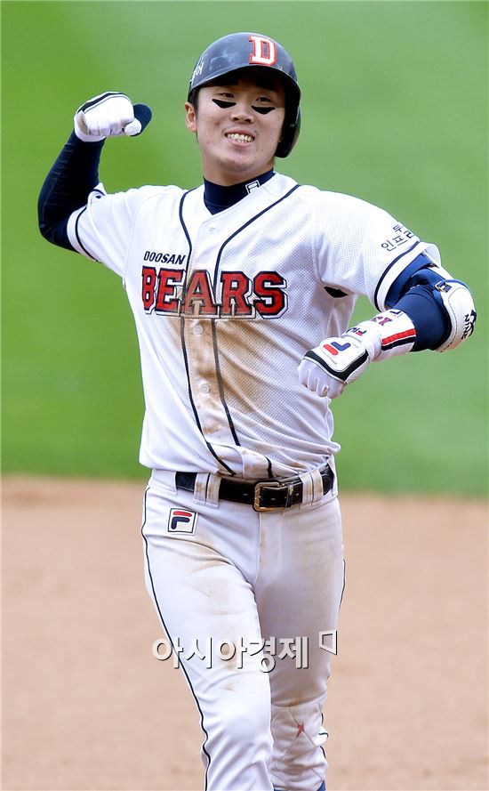 [포토]허경민, '다시 앞서가는 1타점 적시타'