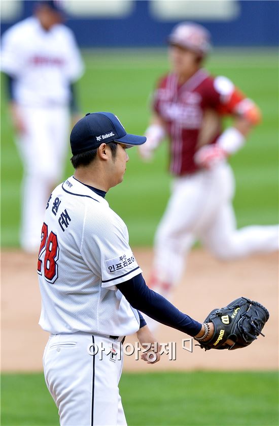 [포토]동점 홈런 허용한 두산 장원준