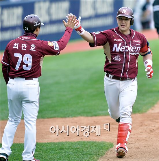 [포토]박동원, '좌측 담장 넘겼어요'